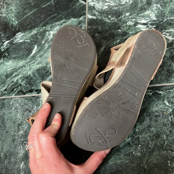 Off the beaten path 2 pairs bundle sandals bundle - Picture 5 of 9